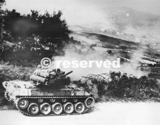 Americano M18 Tank Destroyer Hellket on the road nelle vicinanze della città italiana di Firenzuola