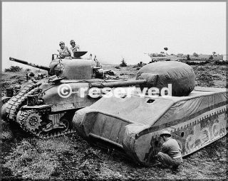 american-m4a1-tank-sherman-and-the-british-inflatable-dummy-tank-in-anzio-sbarco